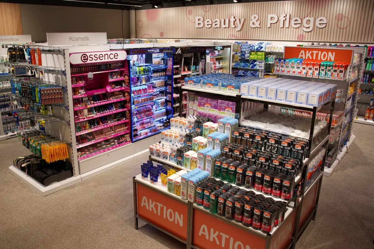 Regale in der Migros-Filiale in Egg sind zu sehen.